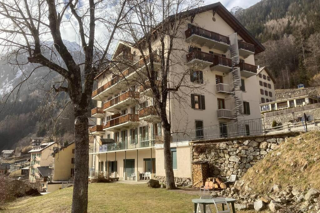 Bel appartement 2.5 pièces avec balcon, magnifique vue sur le glacier des Grands Finhaut Extérieur photo
